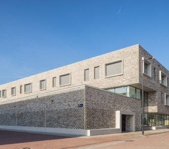 De unieke Holonite raamkaders geven het gebouw een speels effect